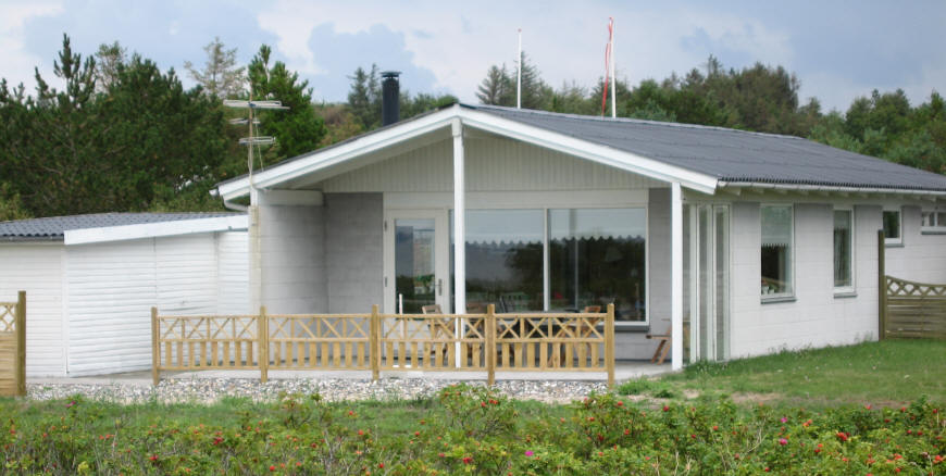 Sommerhuset med terassen og stuen forrest