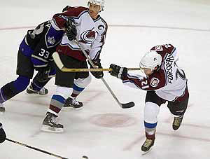 Peter Forsberg, right, takes a shot as Joe Sakic, center, blocks Kings right winger Ziggy Palffy. Avs - LA 1 - 0,
Photo by AP. http://www.dailycamera.com