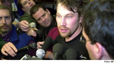 Busy in the dressing room after practice before the comeback. Photo AP. 2002-04-16