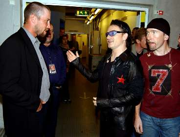 Peter Forsberg meets U2, Bono, Edge and the other boys in Stockholm, Sweden. Fall 2001