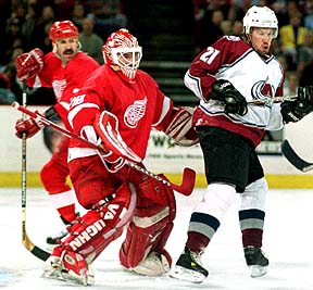 Colorado's Peter Forsberg tries to cause some commotion in front of Norm Maracle, who had 21 saves in making his record 6-4-2. 1999.03.15 