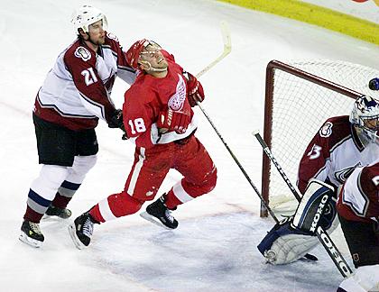 Peter Forsberg gives Kirk Maltby in Detroit Red Wings a not so nice push in the back.