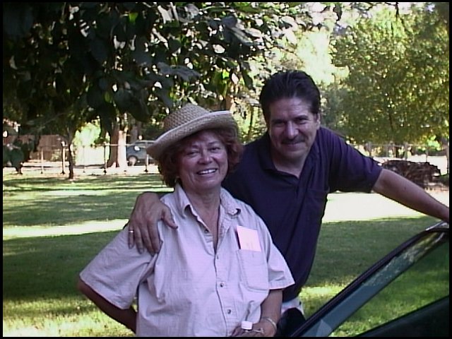 08Hank_n_Mom1_08_2001.jpg, 83788 bytes, 8/26/01