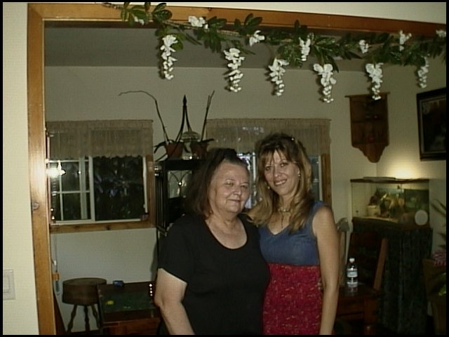 09Vick_n_Mom.jpg, 54845 bytes, 8/26/01