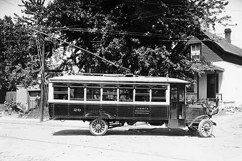 TTC trackless trolley 20 wyeing at Yonge & Merton