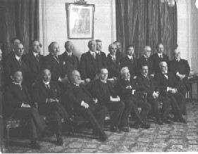 PARIS PEACE CONFERENCE WITH HOUSE AT EXTREME LEFT, SECOND ROW AND OTHER LESSER LUMINARIES OF WWI japanese delegates along with the british  and german 'peace makers'