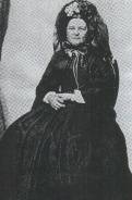  Mary Todd Lincoln in one of her mourning dresses