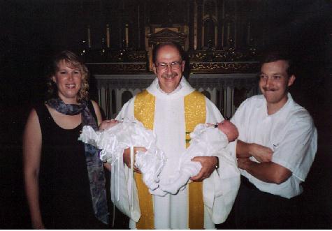 le bapt�me de jumeaux: un gar�on et une fille.