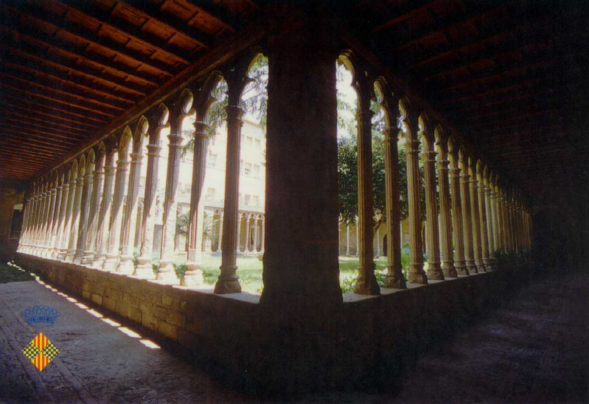 claustre de l'esglsia de sant Domnec
