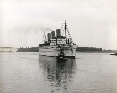 Empress of Scotland negotiates the Lawrence Seaway (CP photo) - click to enlarge