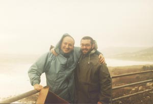 Con mi amigo Carlos Velasco, ante la costa afectada por el "Prestige"