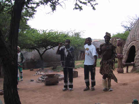 Bes�g i Landsbyen.