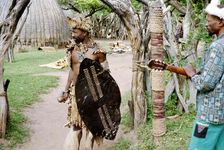 Bes�g i Landsbyen.