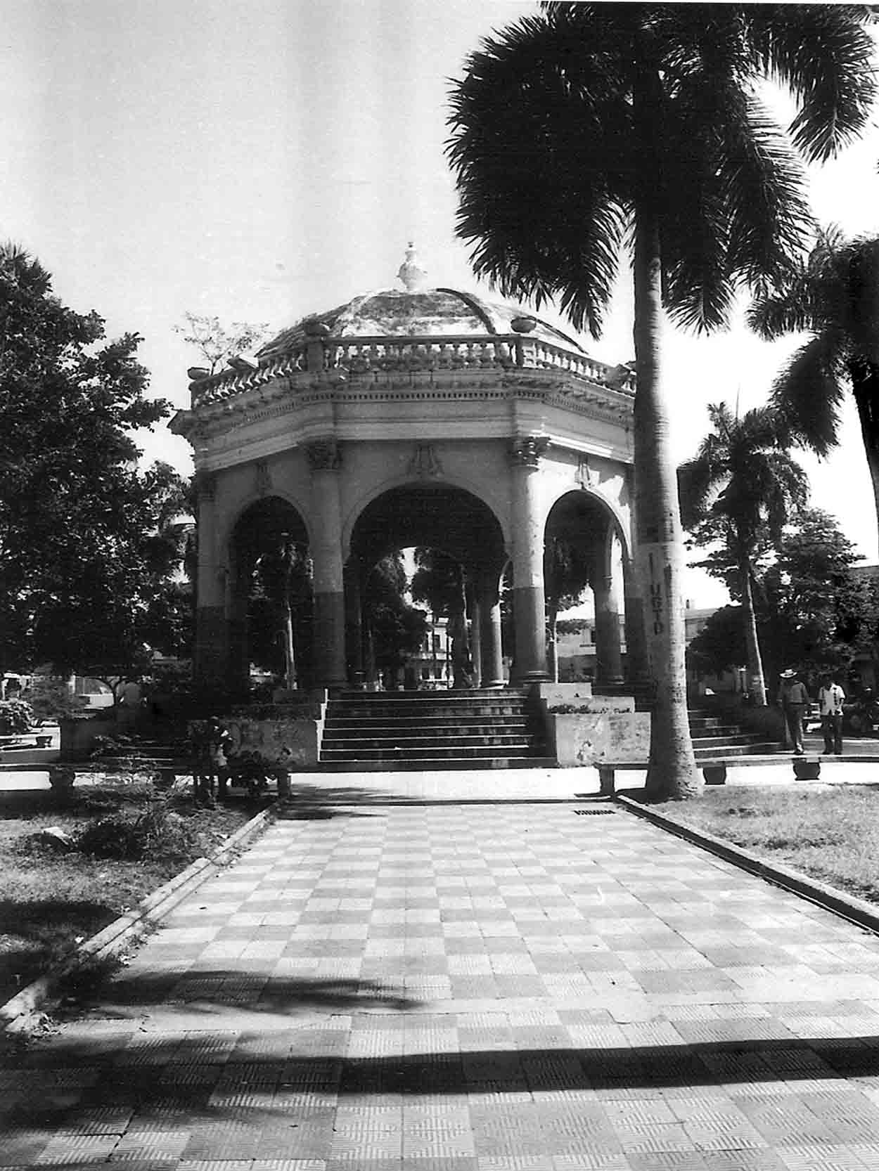 VENTANA (DES) COMPOSICION FOTOGRAFICA #65 "GLORIETA URBANA BARRIOS PARQUE ENRIQUILLO,VILLA FRANCISCA,D.N.)