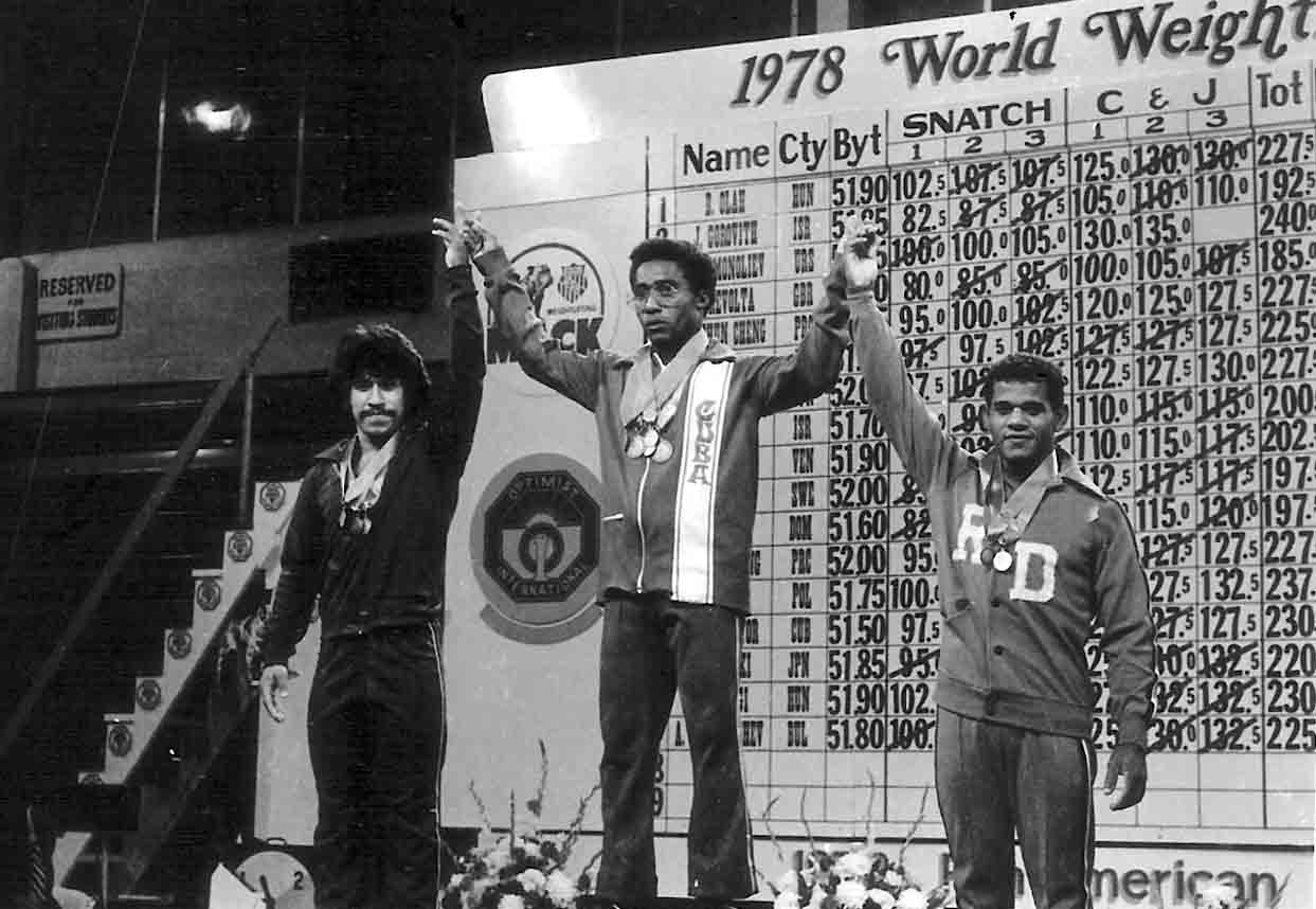 ORIGINAIS EM PRETO E BRANCO IMAGEM 3 D 1 gr�fico #4 ( VILLA FRANCISCA) -APREMIACION 75 KG CATEGORIA ONDE O levantador RAFAEL REP�BLICA DOMINICANA (PINTO) ORTEGA ganhou medalha de bronze no XXX11 QUE LIGA E XXIII halterofilia PAN-AMERICANA REALIZADA EM Gettysburg, PA.CAA-�PTICA:50MM FORMATO:10 X 35-8 NA WEB INFORMA��O URBANA # 1- (UMA VIA ) -FOTO:D'CAMPO (ESTADOS UNIDOS DA AM�RICA ) -C�MERA: Minolta X-700-prata rara produ��o posterior Minolta X-700- Os modelos prateados precoce atraso do AE-bot�o de bloqueio e tem XG-M estilo auto-temporizador -Tipo 35 mm SLR - montagem de lente Minolta SR mount -Foco Manual - programa de Exposi��o Autom�tica e prioridade de abertura - Flash hot shoe e PC terminal -Dimens�es 51,5 x 89 x 137 mm, 505g- (FOTO:MAX LUGO B (SEDEFIR)