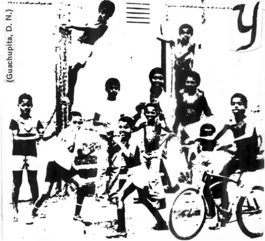 Niños y Jovenes de la Populasa Barriada de Gualey posan para la Camara del El Nacional de Ahora¡