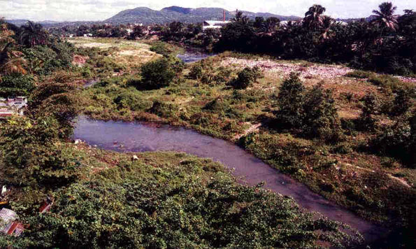 ESCENA DEL RIO NIGUA  EN SU TRAMO FINAL EN LA PROVINCIA DE SAN CRISTOBAL...ASI COMO ESTABA EL RIO ESTABAN LAS INSTALACIONES DEPORTIVAS.