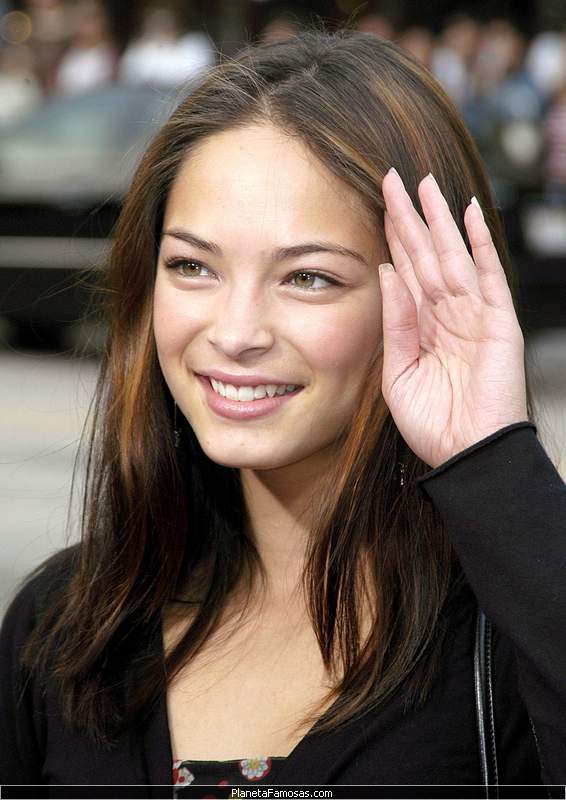 Kristin_Kreuk_peace_stuff.jpg 52.1K