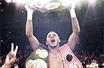 Trinidad celebra con su nuevo titulo de la WBA