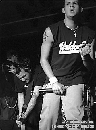 geez whos singing is it singing or u, put ur mike where its saposed to be Joel