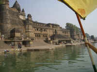 Narmada_boatride3.jpg (132819 bytes)