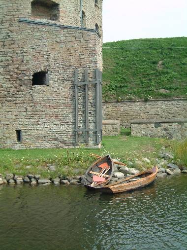 Boats at Kalmar Castle (Kalmar Slott). Photograph by Sean Creech (c) 2003.