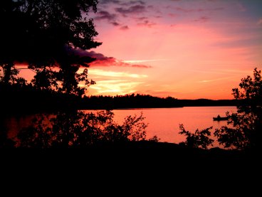 Sun setting over Muskan lake, �smo - picture by Sean Creech (c) 2002