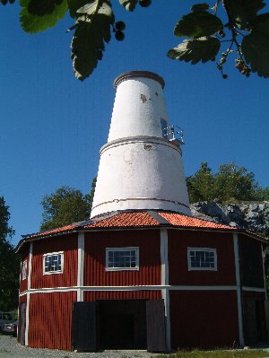 The old limestone kiln at Oaxen. Photograph by Sean Creech (c) 2002
