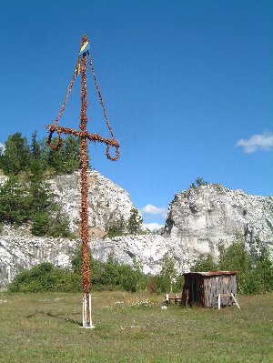 Old midsummer pole and shack at Oaxen. Photograph by Sean Creech (c) 2002