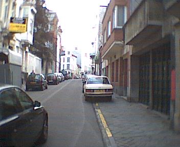 voitures sur le trottoir rue Souveraine à Ixelles