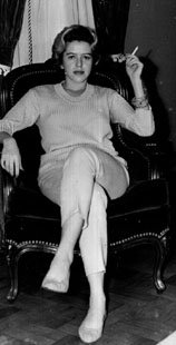 Hilda Hilst, aos 27 anos, em seu apartamento da Alameda Santos, em S�o Paulo-SP.