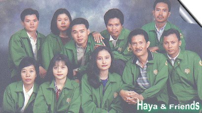 Yup, that's me with my fieldtrip friends, I sat right in the middle of them with a simple face...