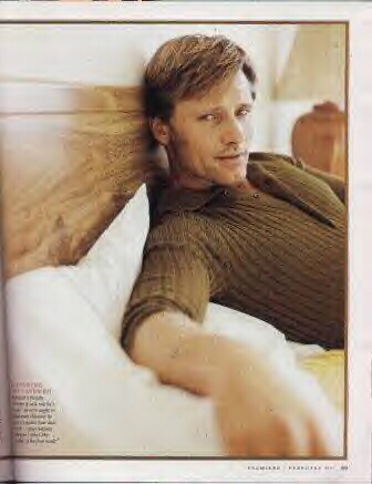 Viggo on bed