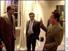 Duhalde (der.) conversa con el gobernador Carlos Reutemann en la residencia presidencial.