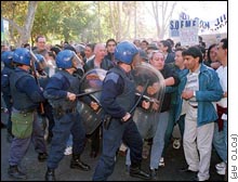 La polic�a antimotines trata de contener a manifestantes en San Juan.