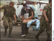 Soldados colombianos transportan a un camarada herido en combates con los guerrilleros de las FARC.