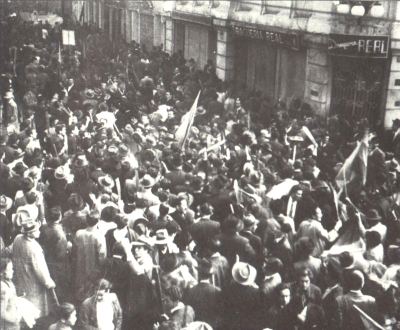 Pueblo exaltado frente a la Droguer&iacute;a Granada