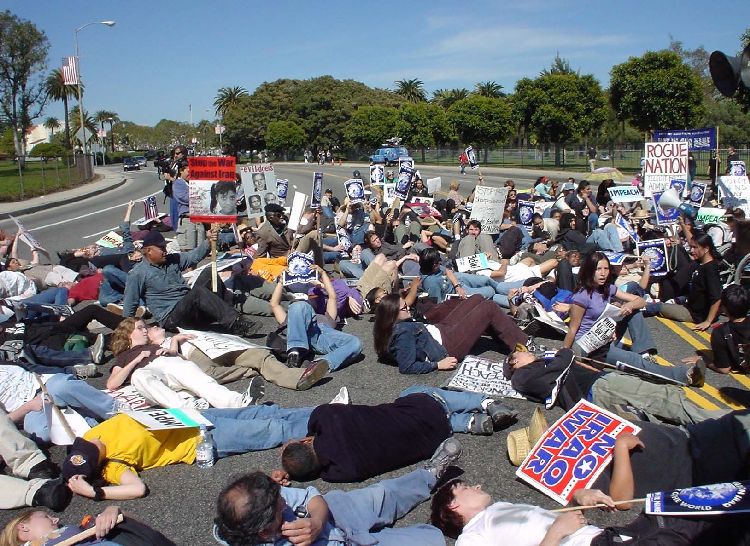 Cientos de personas bloquearon el tráfico en esta avenida de Los Angeles en la tarde del Jueves.