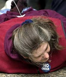 Una mujer es lanzada al piso por la policía de Chicago durante la manifestación que trancó el tráfico ayer cerca del centro de la ciudad estadounidense. Foto: Chicago Tribune