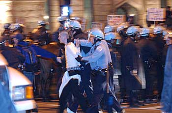 Manifestante es aprehendido en Chicago