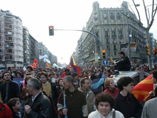 La bandera venezolana presente en la resistencia mundial. Todos gritaban "¡Aznar, fascista, tu eres el terrorista!"