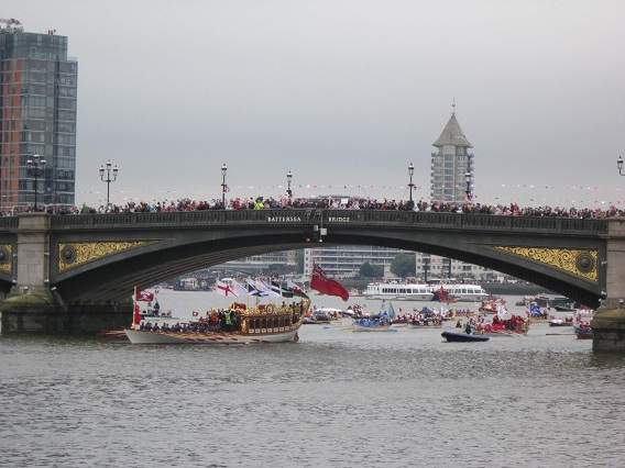 Gloriana emerging from Battersea Bridge at the start of the Diamond Jubilee pageant