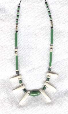 Green_Necklace.jpg (21992 bytes)