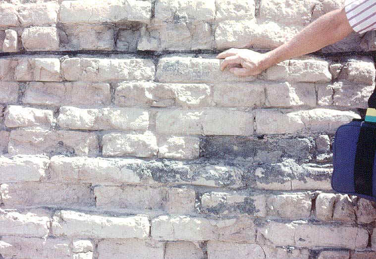 Bitumen izmedju blokova kamena