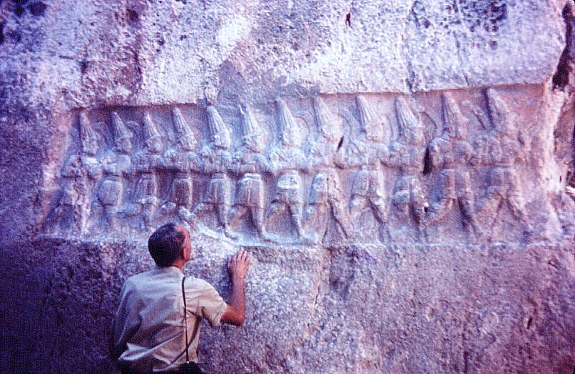 Jazilikaja stena sa likovima visokih kapa