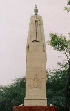 The statue of King George V which used to be at Rajpath until the 60s. The bird on top is not of marble. Click on this to see the remains at the Coronation Ground , in North Delhi, not far from the University and close to Nirankari Colony.