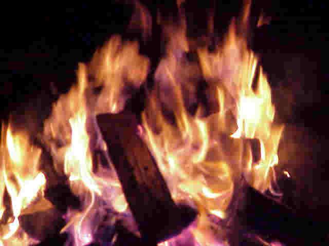 Der gebte Wehrjnger kann die Zukunft und die Vergangenheit in den Bildern erkennen, die die Flammen des Wehrfeuers unaufhrlich zeichnen.