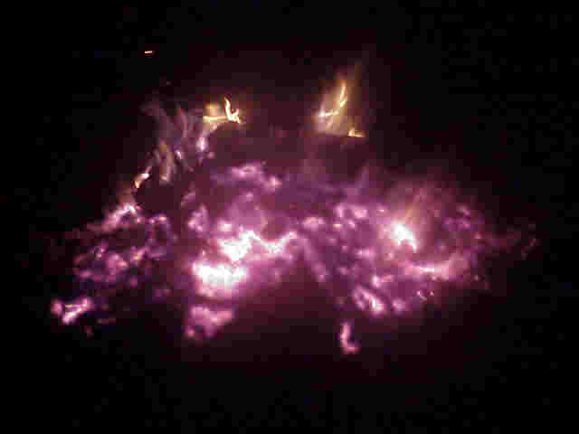 Wie ein stndig sich verstrkendes Magnet scheint das Feuer die Energie des Treffens in sich aufzunehmen und mit der sengenden Glut dem ewigen Bund des Wehres zu bergeben.