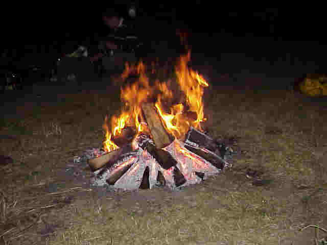Wenn die Flammen hoch lodern, pocht jedem Anwesenden das Herz, denn er wei, dass der Wehrdienst wieder mit Erfolg geleistet wurde.