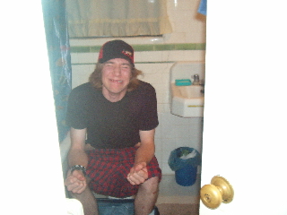 tompoopingagain.JPG (72692 bytes)